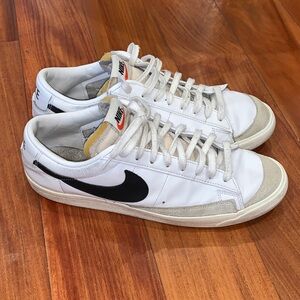 Nike men’s Classic White and Black Low-Top Sneakers size 13